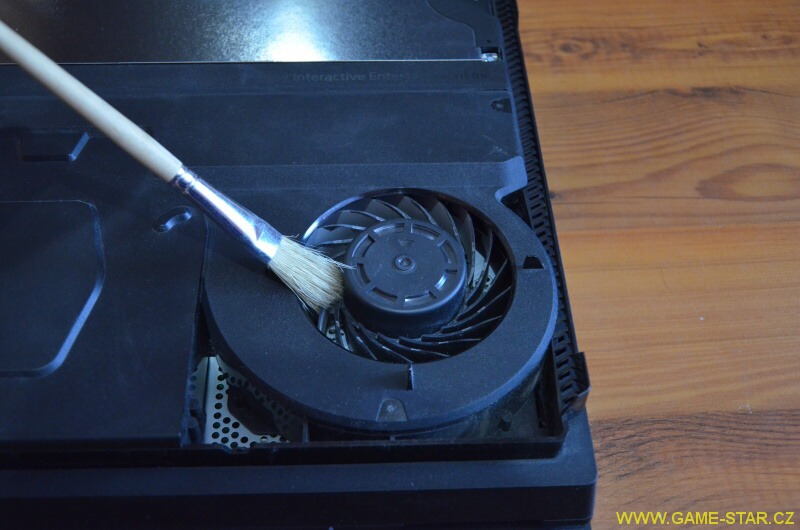 Jak rozebrat a vyčistit PS4 Pro od prachu 3
