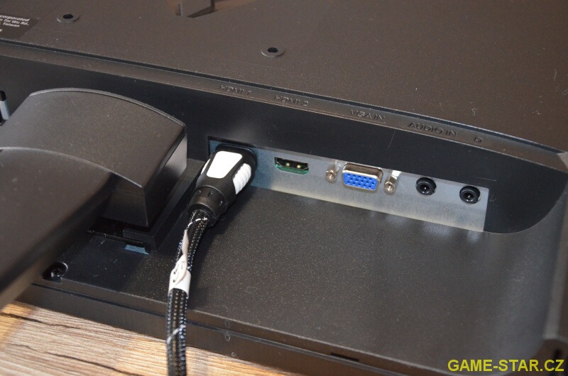 Zapojený HDMI kabel v monitoru